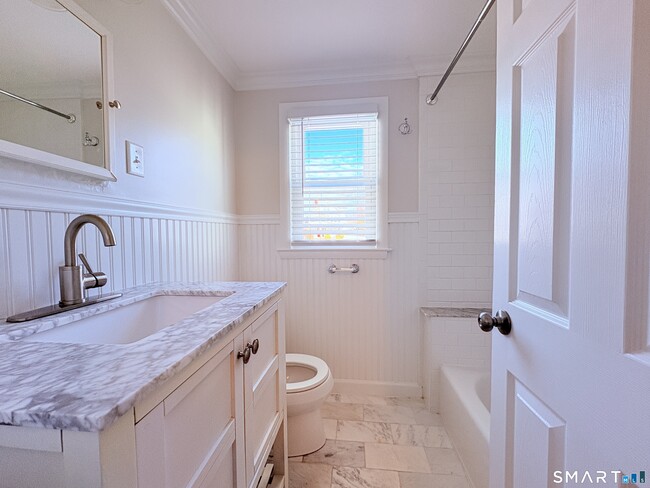 Building Photo - 387 Quaker Ln S