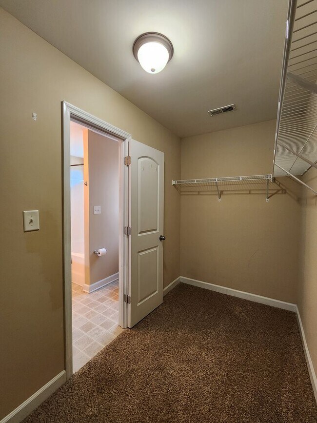 Building Photo - 208 Lockwood Ct