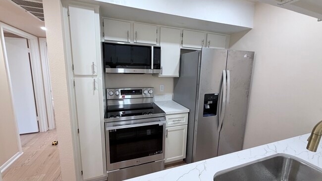 Building Photo - 8435 Hearth Dr