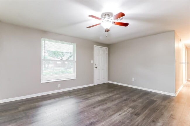 Building Photo - 921 Hillside Dr