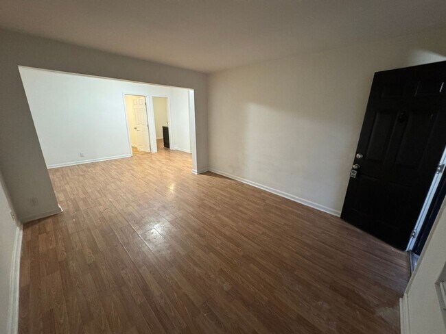 Building Photo - 274 Wrexham Ave