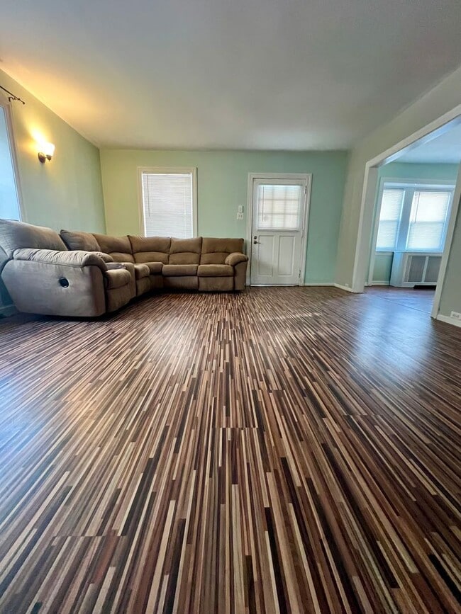 Building Photo - Gorgeous 5-Bedroom Single Family Home in Upper Darby! Available NOW!