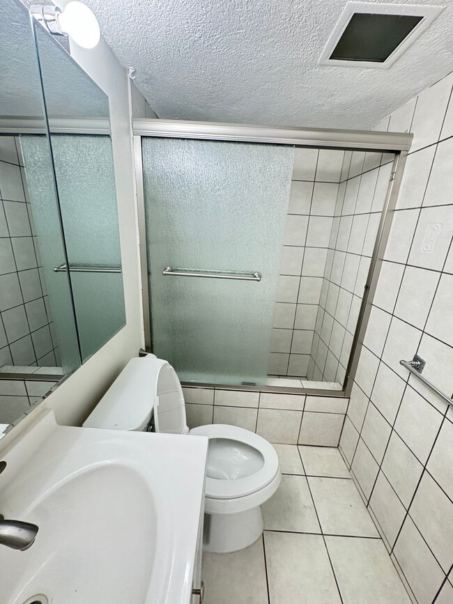 Building Photo - PET FRIENDLY 3 Bed, 1 Bath, 1 parking ELECTRIC INCLUDED