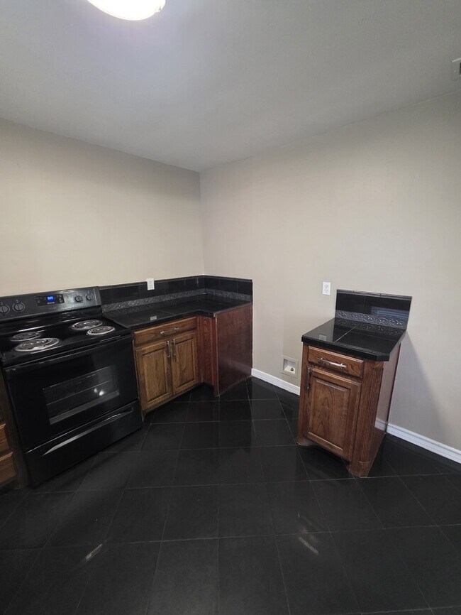 Building Photo - 3 bed 1 bath home, move in ready!