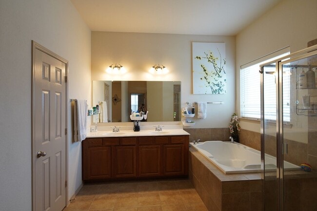 Building Photo - Spacious and well-maintained home located in the established community of Arlington!