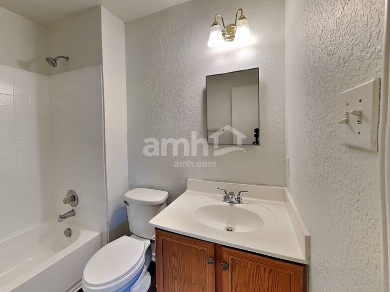 Building Photo - 10423 Manor Crk