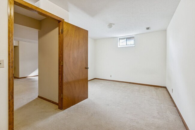 Building Photo - Spacious Northwest Omaha 3-Bedroom!!