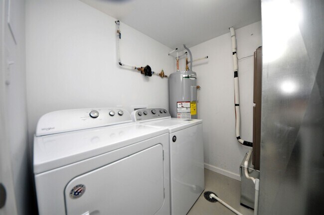 Building Photo - 210 Arlington Way