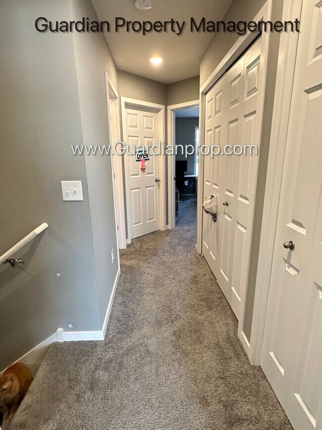 Building Photo - Champlin Town Home, Fireplace, 2 Car Garag...