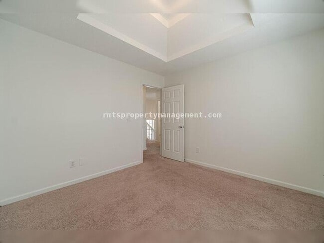 Building Photo - Spacious 4 bedroom 2.5 bath