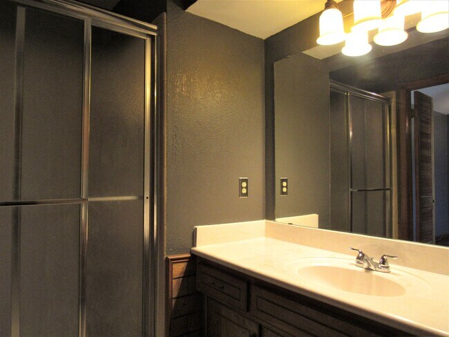Building Photo - Yukon home for lease!!  3 bed/2 Bathroom w...