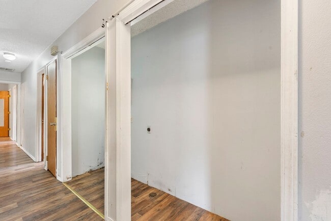 Building Photo - 631 S Newton Ave