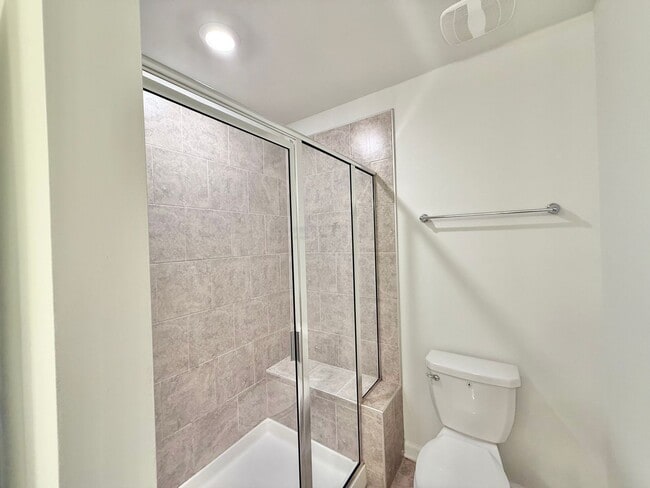 Building Photo - Stunning 3BD, 3.5BA Raleigh Townhome in the Desirable 5401 North Community Within Walking Distanc...