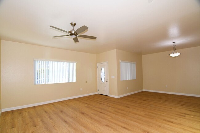 Building Photo - 571 Moss St