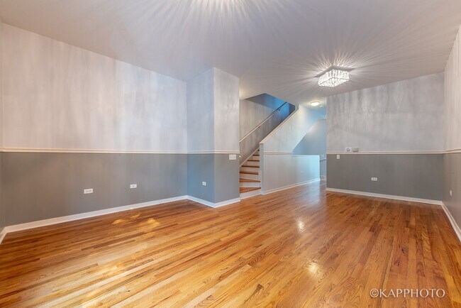 Building Photo - 468 W Elm St