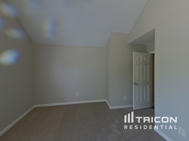 Building Photo - 3802 Rosebud Park Dr