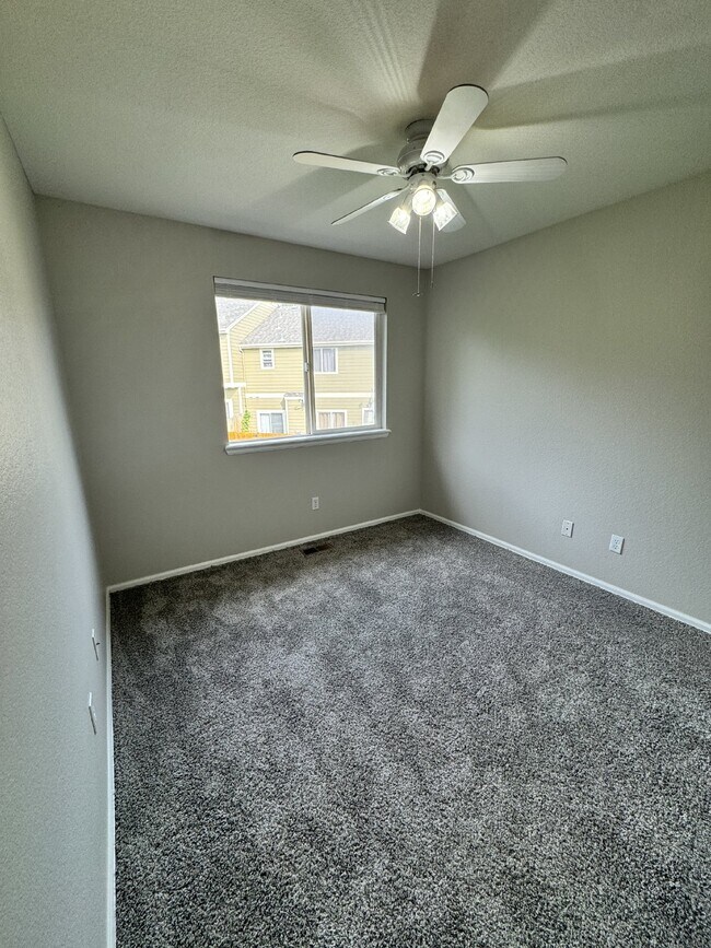 Building Photo - Beautiful End Unit Townhouse In Thornton!