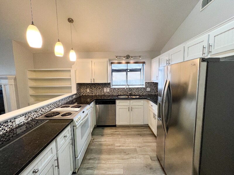 Building Photo - 359 Mercedes Ave