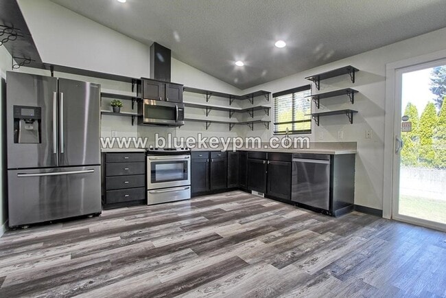 Building Photo - 3 Bed, 2 Baths Home in North Image Neighborhood with Large Yard