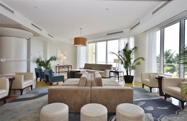 Building Photo - 17375 Collins Ave