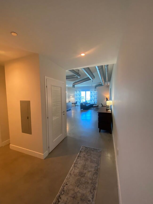Building Photo - Stunning Fully Furnished Loft with Breathtaking Views of the Las Vegas Strip!