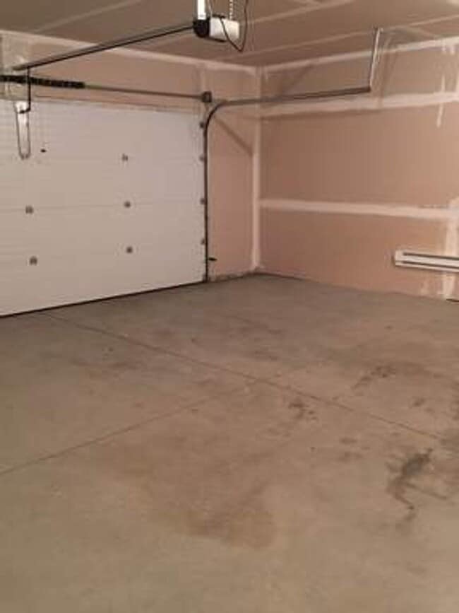 Building Photo - 3 Bedroom Condo!