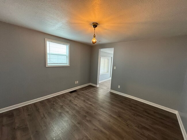 Building Photo - Fountain Square 3 Bed 2 Bath with fenced in backyard