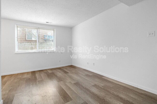 Building Photo - 318 Mt Everest Dr