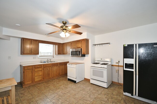 Building Photo - South Side 3BR - Simple, Solid, Ready