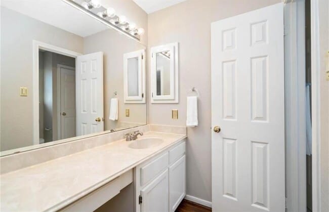 Building Photo - 626 Clarenda Falls Dr