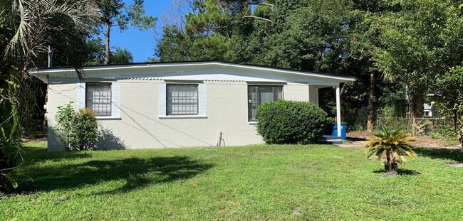 Building Photo - Charming Renovated 4-Bedroom, 2-Bathroom H...