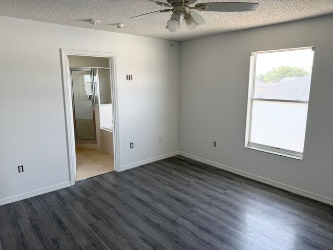 Building Photo - Large 2-Story 4 Bedroom 2.5 Bathroom House w/ Fenced in Yard - For Rent
