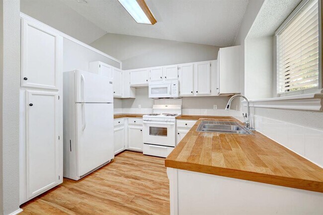 Building Photo - 2102 Bluebonnet Dr