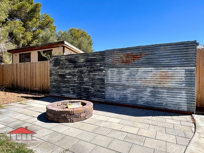Building Photo - 224 Larkspur St