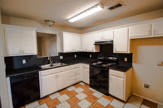 Building Photo - "Charming 3-Bed, 2-Bath Home in Lubbock
