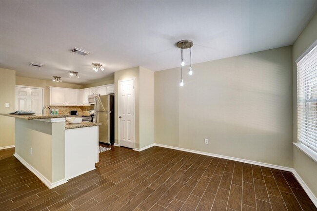 Building Photo - 117 N Villa Oaks Dr