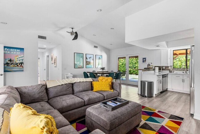 Building Photo - Beautiful fully furnished 3 bedroom home i...