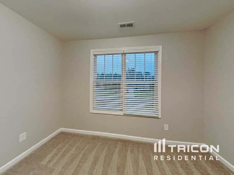 Building Photo - 877 Juno Dr