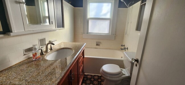 Building Photo - 3 Bedroom 1.5 bath Duplex