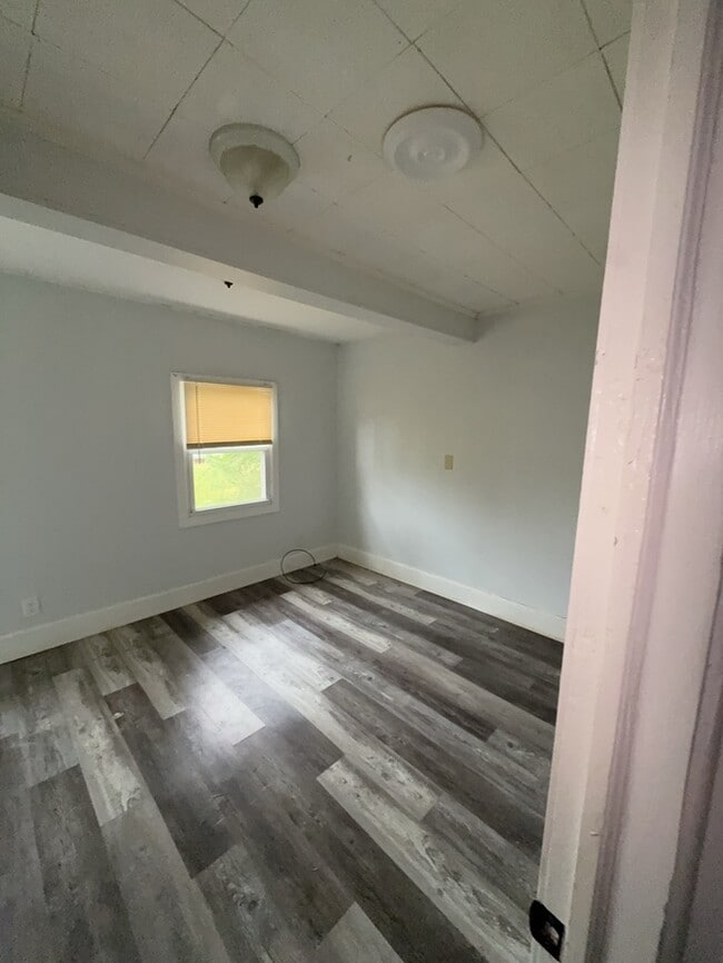 Building Photo - 2 Bedroom 1 Bathroom