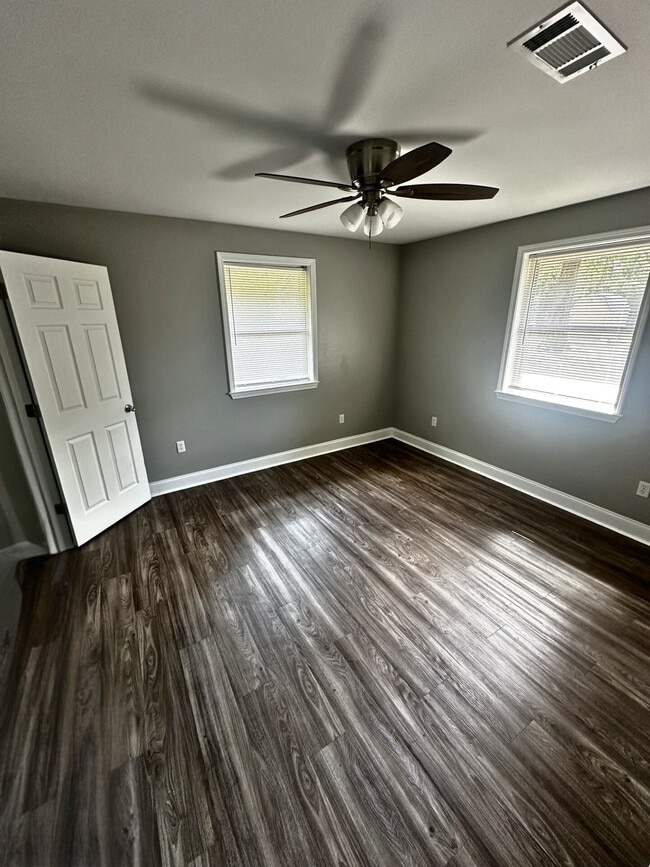 Building Photo - 300 Maple St