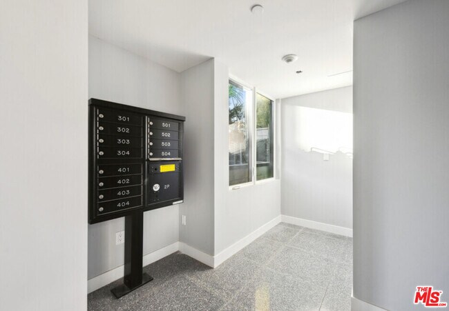 Building Photo - 1130 N Orange Dr