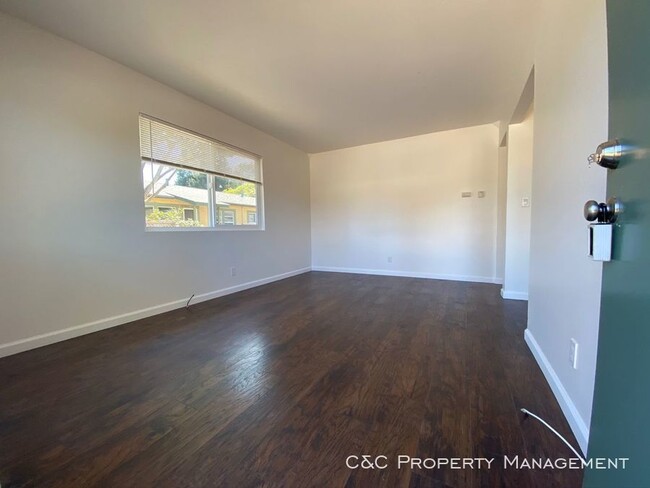 Building Photo - 2801 Daubenbiss Ave