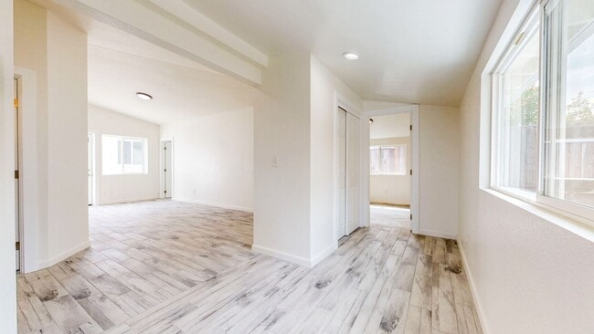 Building Photo - 2113 Dennis Ln