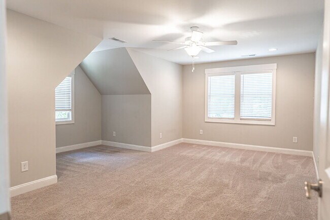 Building Photo - 643 Lilac Ln