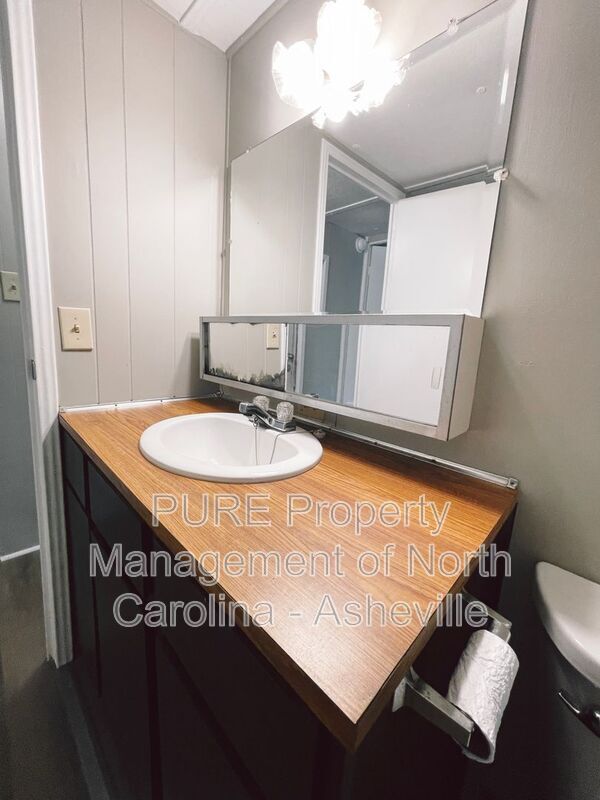 Building Photo - 26 Magic Dr