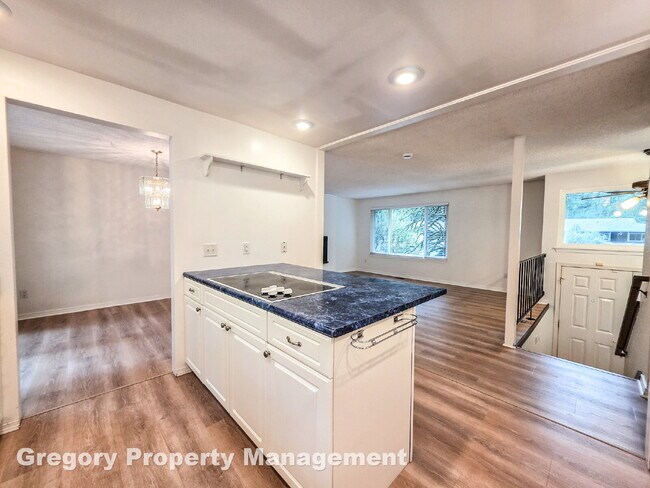 Building Photo - !! $3500 for 18 month lease !!  Private La...