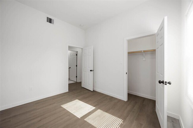 Building Photo - 330 Clearwater St