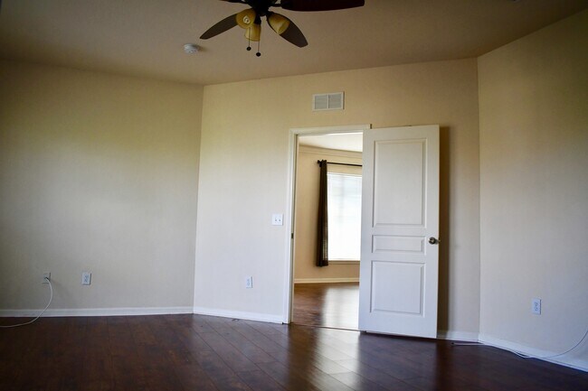 Building Photo - Gardens of Bridgehampton - 3 Bed - 3 Bath - Hardwood Laminate Floors