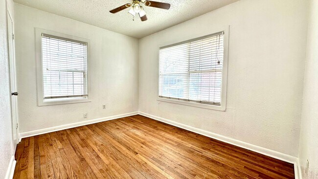Building Photo - Super Cute 2/1 Just Minutes From Tech and Hospitals!